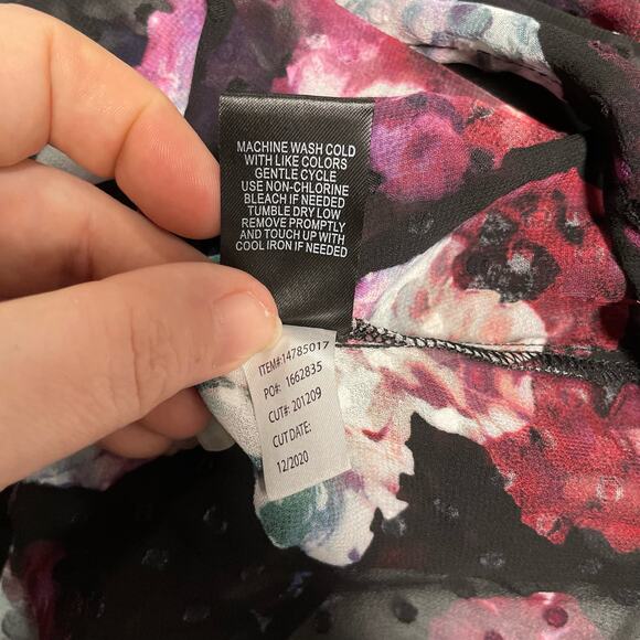 Torrid Crinkle Chiffon Rib Trim Floral Top Size 3X - Picture 7 of 7
